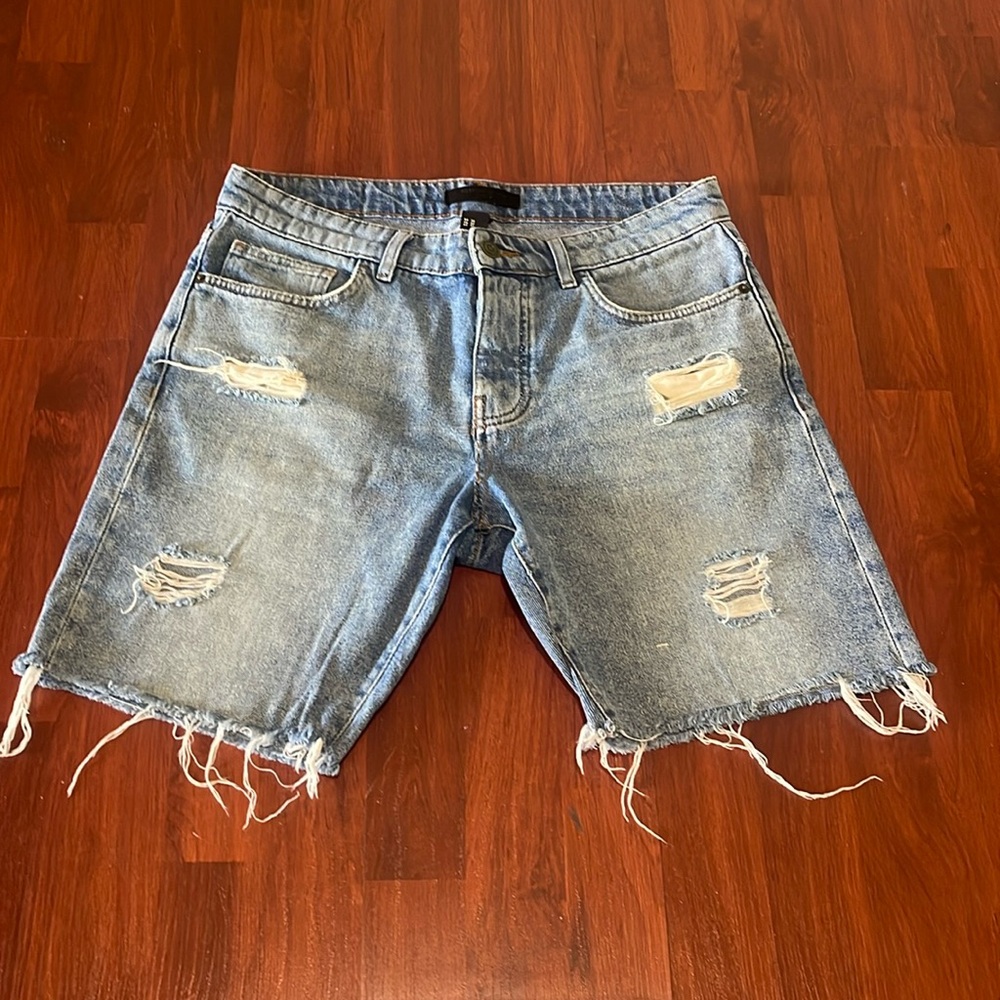 Forever 21 men’s distressed Denim Jean shorts size 32